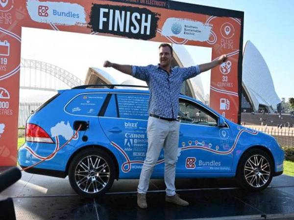 Wakker tersenyum gembira selepas menamatkan perjalanan sejauh 95,000 kilometer.