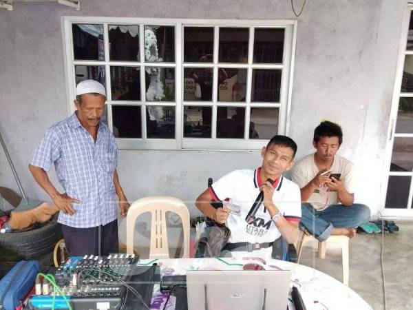 Abdul Malik ketika mengendalikan deejay di rumah kenduri.