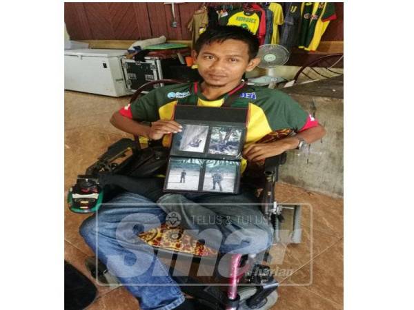 Abdul Malik menunjukkan gambarnya yang lengkap memakai uniform tentera.