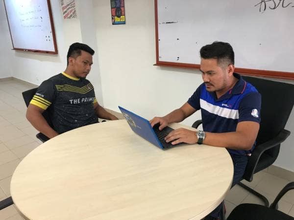 
Mazlan (kanan) melakukan penilaian terhadap atlet di bawah kendaliannya.