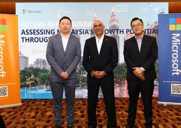 
Kah Hou (kiri) bersama Raman (tengah) dan Fwu Chin pada pembentangan kajian mengenai AI di Kuala Lumpur, baru-baru ini.