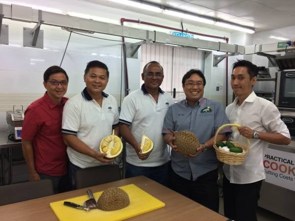 
Dari kiri: Alex, Raymond, Vasanthan,Tan dan Y.W Too merupakan pakar dalam tanaman di Bangi Farm Resort.