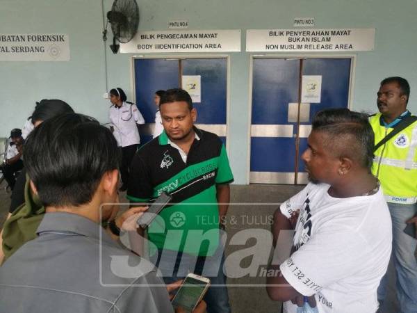 Sathiaseelan (baju hijau) ketika ditemui di Jabatan Perubatan Forensik Hospital Serdang. - Foto Sinar Harian