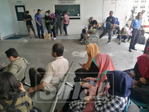 Suasana di pekarangan Jabatan Perubatan Forensik Hospital Serdang. -Foto Sinar Harian
