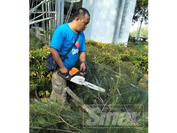 Kerja-kerja pembersihan kubah dilakukan oleh kakitangan Pusat Islam bersama Unit Lanskap UKM.