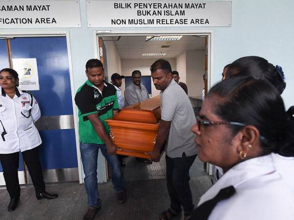 Mayat pemandu bas kilang S Suresh, 43, yang maut bersama 10 lagi penumpang dalam nahas di Jalan S8 Pekeliling berdekatan MAS Kargo Lapangan Terbang Antarabangsa Kuala Lumpur (KLIA) Sepang ketika dibawa keluar dari Jabatan Perubatan Forensik Hospital Serdang hari ini. - Foto Bernama