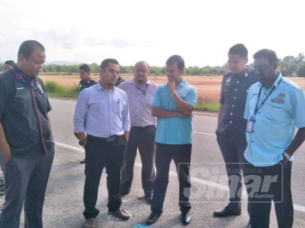 Sharudin (dua,kiri) turut turun padang bersama pihak MPK, dan Pegawai Khas Ahli Parlimen Kuantan, Mohan Kumar ketika kawasan tersebut sedang dilakukan pembersihan di sini, hari ini