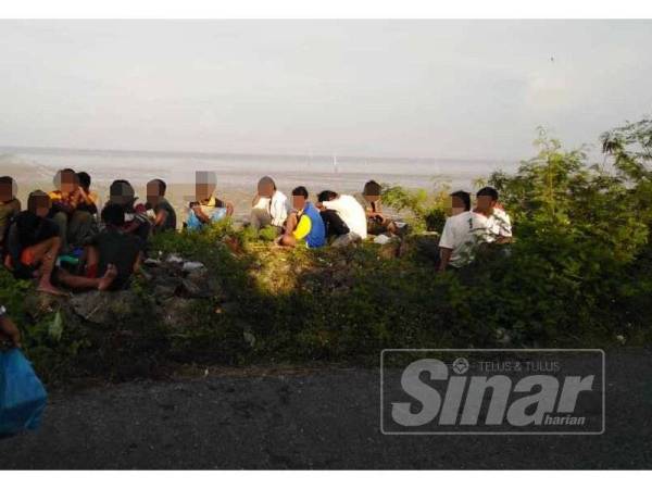 Sebahagian pelarian Rohingya yang ditemukan di tepi pantai setelah tiba di negara ini, awal pagi tadi.