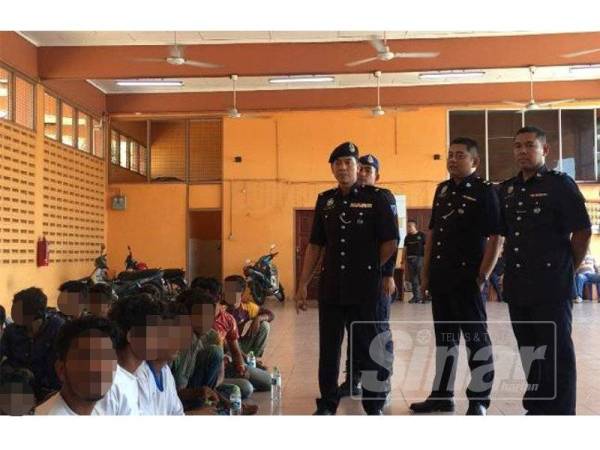 Syed Basri (tiga, kanan) ketika hadir memantau pelarian Rohingya yang ditemui keletihan oleh penduduk kampung, pagi tadi.