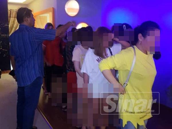 Antara wanita ditahan dalam Ops Noda di sebuah premis urut di Taman Sea, petang tadi.