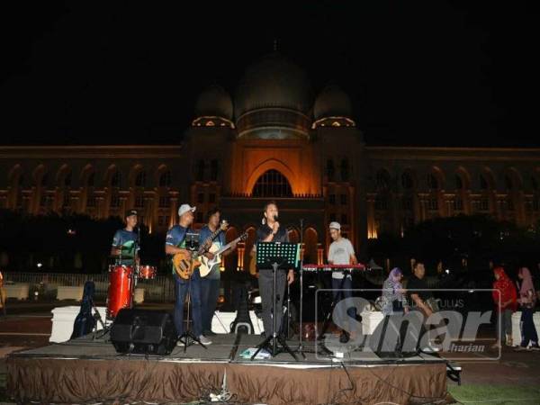 Singgah Seni merupakan program santai dan sesuai ditonton penggemar seni dan hiburan.