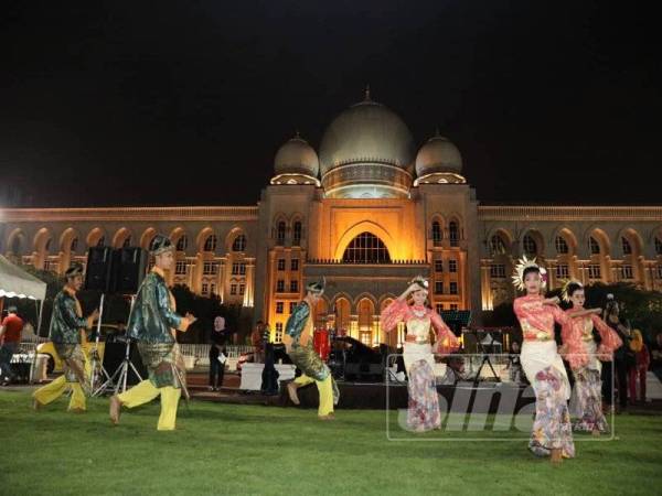 Persembahan kebudayaan turut mewarnai Singgah Seni.