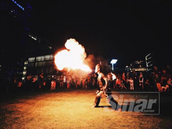 Antara persembahan yang memukau penonton di Singgah Seni.