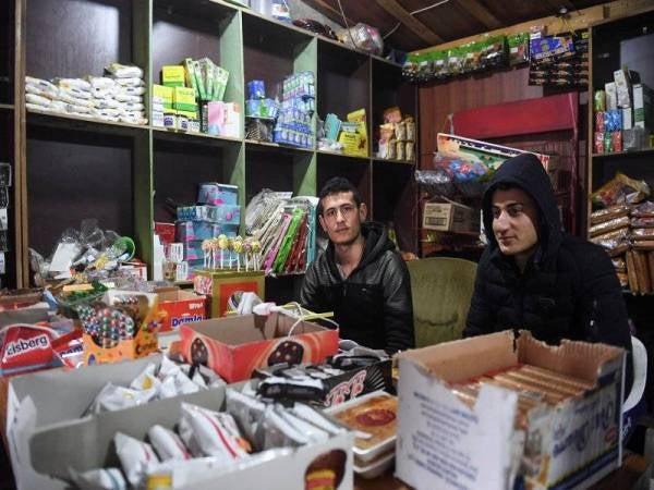 Dua beradik dari wilayah Al-Raqqah iaitu Majid Omar el Musa, 20, dan abangnya Muhamed Omar, 23, yang membuktikan bahawa mereka mampu menjalankan perniagaan kedai runcit sendiri di kem pelarian sekitar wilayah Beqaa di Lubnan. - Foto Bernama