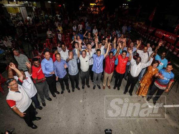 Ronnie Liu (lima dari kiri) bersama barisan kepimpinan tertinggi Pakatan Harapan di majlis ceramah umum di Pekan Rantau, malam tadi: - Foto ADAM AMIR HAMZAH 