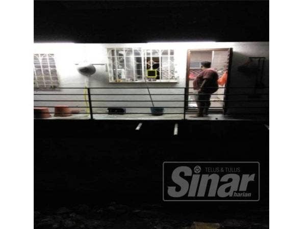 Runtuhan tebing di belakang sebuah banglo di Taman Ferngrove, malam tadi.