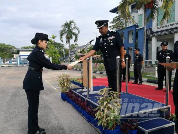 Ismail menyampaikan sijil penghargaan kepada pegawainya pada Perhimpunan Bulanan IPD Seri Alam, hari ini.