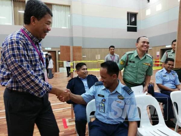 Mohamad memenui pengundi di Dewan Angkasaraya Pangkalan Udara Sendayan bagi meninjau proses pengundian awal PRK DUN Rantau hari ini: - Foto ADAM AMIR HAMZAH