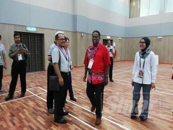 Streram tiba di Dewan Angkasaraya Pangkalan Udara Sendayan bagi meninjau proses pengundian awal PRK DUN Rantau hari ini: - Foto ADAM AMIR HAMZAH