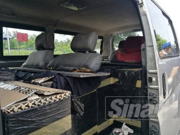 Keadaan tempat duduk dalam van yang diubahsuai untuk mengangkut rokok seludup.