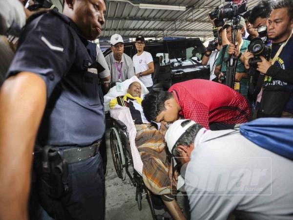 Azhari gagahkan diri walau diusung untuk tunaikan tanggungjawabnya sebagai pengundi awal DUN Rantau, hari ini. - Foto:ADAM AMIR HAMZAH
