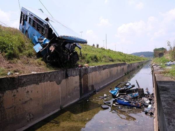 Sebelas orang termasuk pemandu maut dalam kejadian 11.10 malam semalam. - Foto Bernama