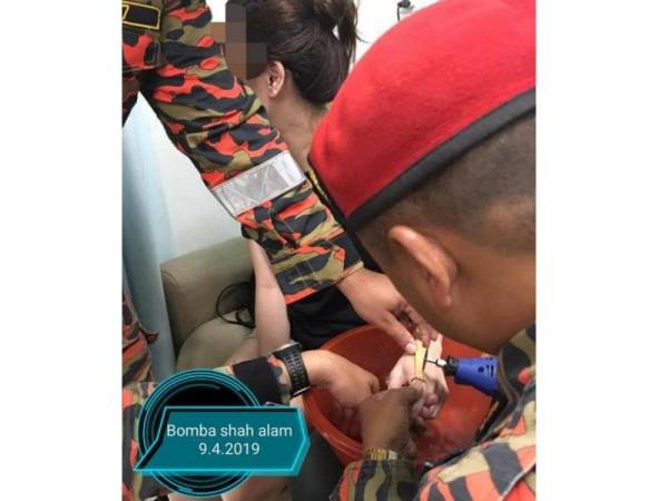 Anggota bomba berusaha memotong cincin mangsa yang gagal ditanggalkan sejak sebulan lalu.