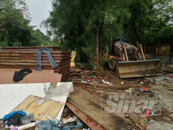 Kerja-kerja membersihkan lokasi tapak pembuangan sampah haram di Jalan Bukit Puchong 4/1.