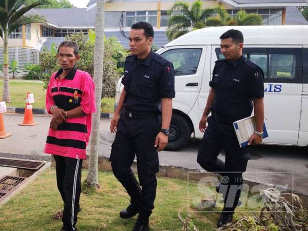 Tertuduh ketika dibawa ke Mahkmah Majistret Sungai Besar.