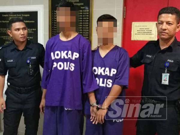 Kedua-dua suspek ini direman 4 hari untuk siasatan lanjut selepas disyaki mencuri pelbagai jenis makanan milik sebuah pasaraya di sini, semalam.
