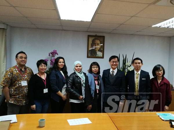 Nick (tiga dari kanan) bersama rombongan wartawan termasuk penulis (empat dari kiri) dalam program lawatan ke Taiwan, baru-baru ini.