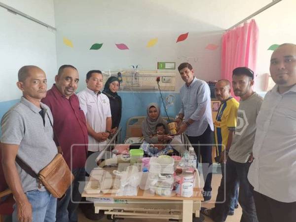 Jc bersama ahli JCMB menyampaikan sumbangan susu khas kepada Normala yang amat diperlukan oleh Muhammad Hariz.