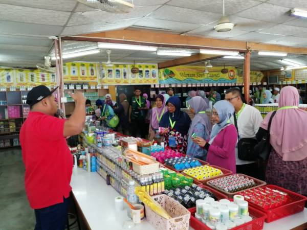 


PARA peserta mengambil kesempatan membeli-belah buah tangan seperti gamat di salah satu hentian pelayaran di Langkawi.