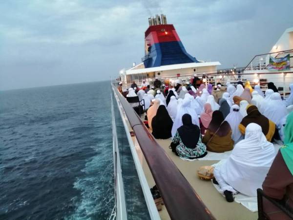 PENGALAMAN menghadiri sesi tazkirah dan solat berjemaah yang diadakan di atas kapal 'berbumbungkan' langit merupakan satu pengalaman yang tidak dilupakan.