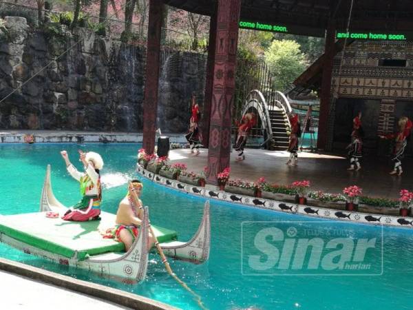 Antara persembahan kebudayaan yang dipertontonkan kepada pelancong di Formosan Aboriginal Culture Village, Taiwan.
