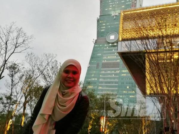 Penulis bergambar di menara Taipei 101 yang menjadi mercu tanda negara Taiwan.