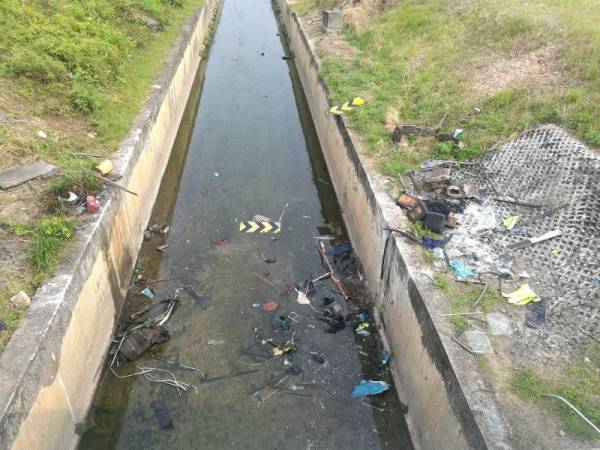 Lokasi kejadian yang mengakibatkan 12 mangsa maut dalam kejadian di Jalan S8 Pekeliling berdekatan MAS Kargo dekat Lapangan Terbang Antarabangsa Kuala Lumpur (KLIA),Sepang, Ahad lalu.