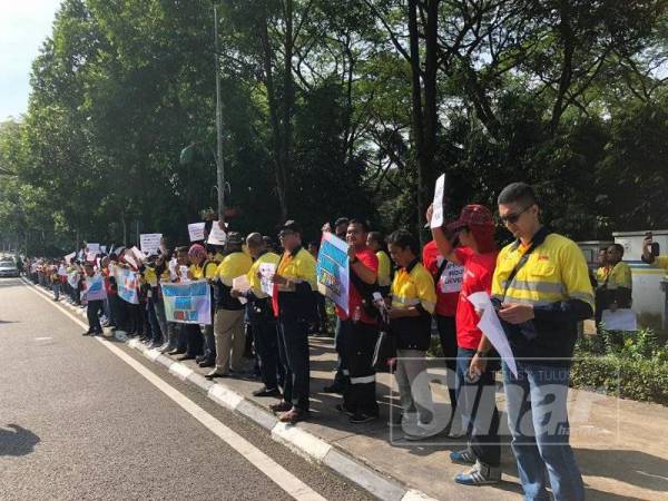 Kumpulan yang menentang operasi Lynas berhimpun secara aman di luar bangunan Parlimen, hari ini.