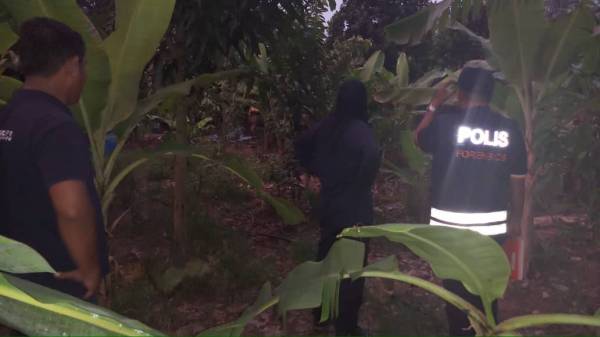 Pasukan forensik sedang melakukan siasatan di lokasi kejadian.