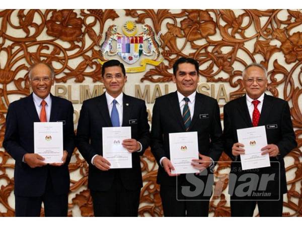 Dari kiri: Pengerusi FELDA Tan Sri Datuk Megat Zaharuddin; Menteri Hal Ehwal Ekonomi, Datuk Seri Mohamed Azmin Ali; Timbalan Menteri Hal Ehwal Ekonomi, Dr Mohd Radzi Md Jidin dan Pengarah Besar FELDA, Datuk Dr Othman Omar membentangkan Kertas Putih ke arah Kelestarian Lembaga Kemajuan Tanah Persekutuan (FELDA) di luar Dewan Rakyat, hari ini. - Foto Zahid Izzani