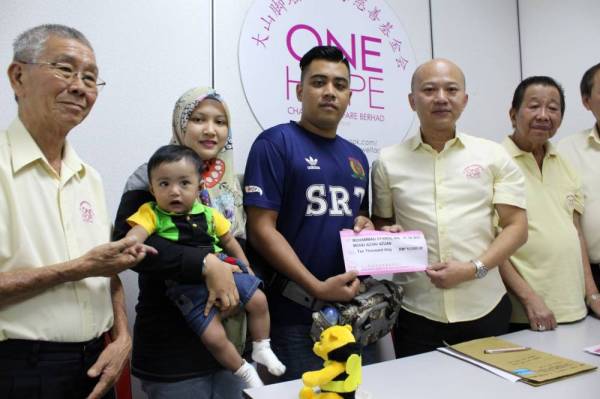One Hope Charity & Welfare menyumbangkan RM10,000 kepada Muhammad Syawal.