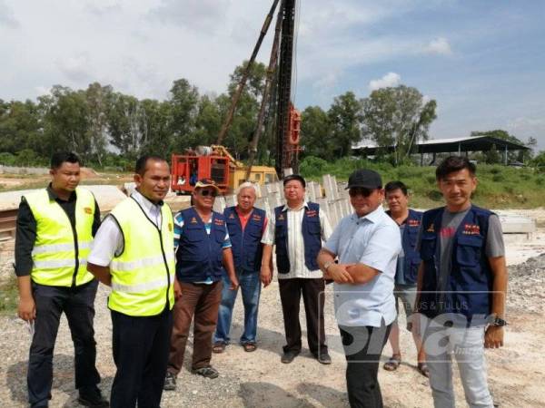 Sallehudin (dua kanan) meninjau tapak projek.