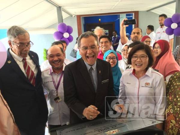 Dzulkefly (dua kanan) menandatangani plak perasmian kompleks CT Scan Suite HSM, di sini, hari ini.