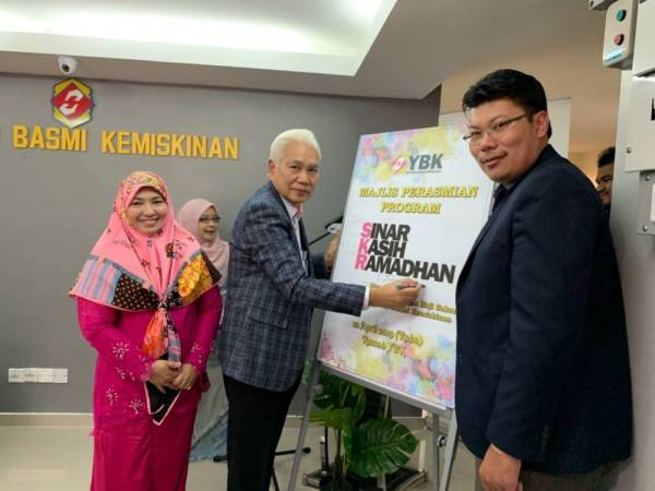 Zainal Abidin dan Hartini melancarkan Program Sinar Kasih Ramadan 2019 hari ini.