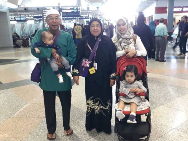 Gambar Allahyarham Harraz bersama ibu dan kakaknya sempat dirakam ketika menghantar datuk dan neneknya ke lapangan terbang untuk menunaikan umrah di mana mereka masih belum dimaklumkan tentang kehilangan cucu mereka.
