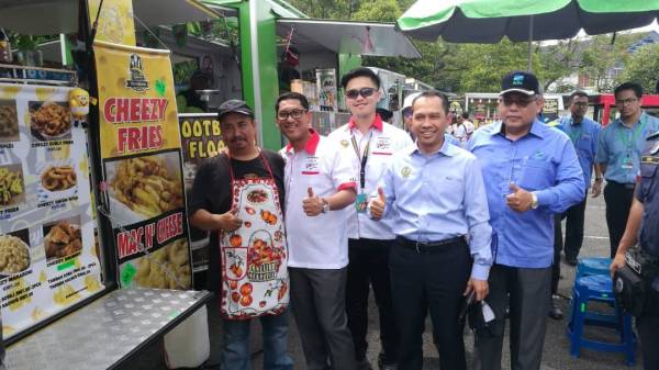 Zainal Abidin (kanan) mengiringi Ahmad Faizal (dua, kiri) dan Abdul Yunus (dua, kanan) mengadakan lawatan ke premis usahawan yang menyertai program MBB sempena acara LTdL 2019 di Taiping, hari ini.