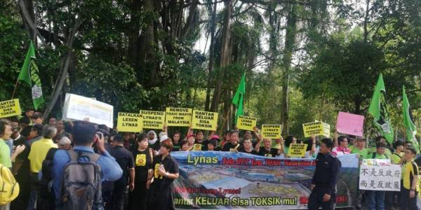 Sebahagian yang ahli NGO anti-Lynas yang hadir pada program penyerahan memorandum kepada kerajaan di pekarangan Parlimen, Kuala Lumpur, hari ini.