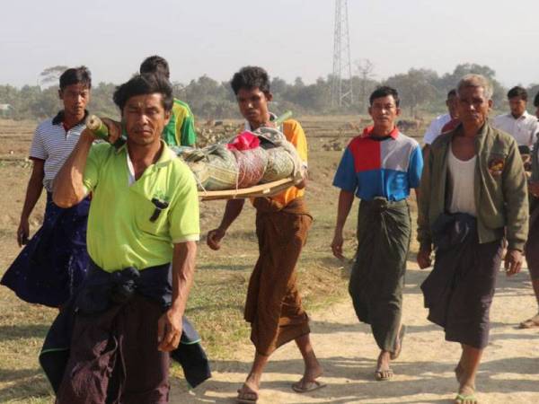 Penduduk terpaksa meninggalkan kediaman masing-masing selepas pertempuran makin sengit di Rakhine. 