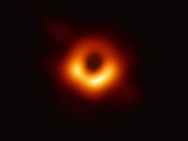 Imej lubang hitam dari galaksi Messier 87 yang didedahkan buat pertama kali.