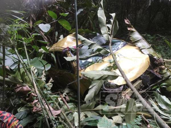 Keadaan kereta jenis Perodua Myvi yang tercampak dalam gaung di KM40 Jalan Tapah-Cameron Highlands, semalam mengakibatkan seorang maut.